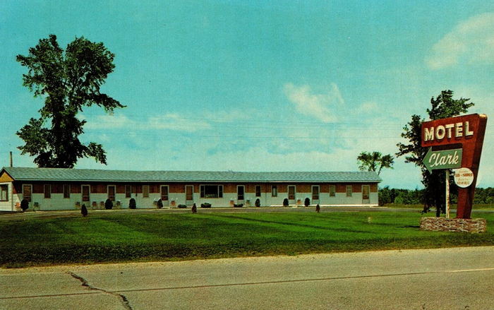 Clarke Motel (Motel Clark) - Old Postcard (newer photo)
